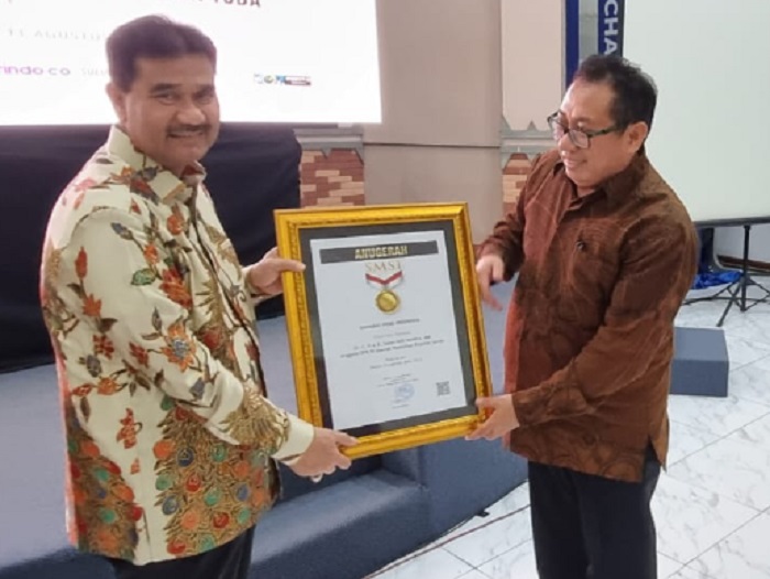 SAH Terima Penghargaan 'Sahabat Pers Indonesia' dari SMSI Pusat
