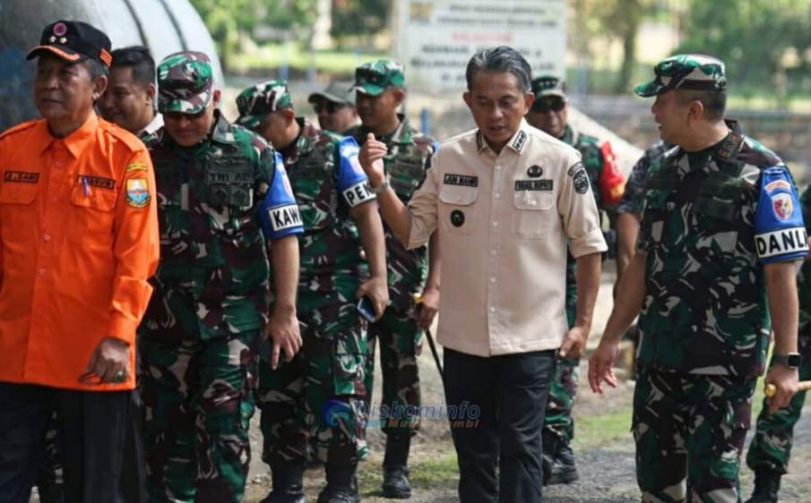 Wabup Muaro Jambi Junaidi H. Mahir Tinjau Latihan Penanggulangan Karhutla Bersama Korem 042/Gapu