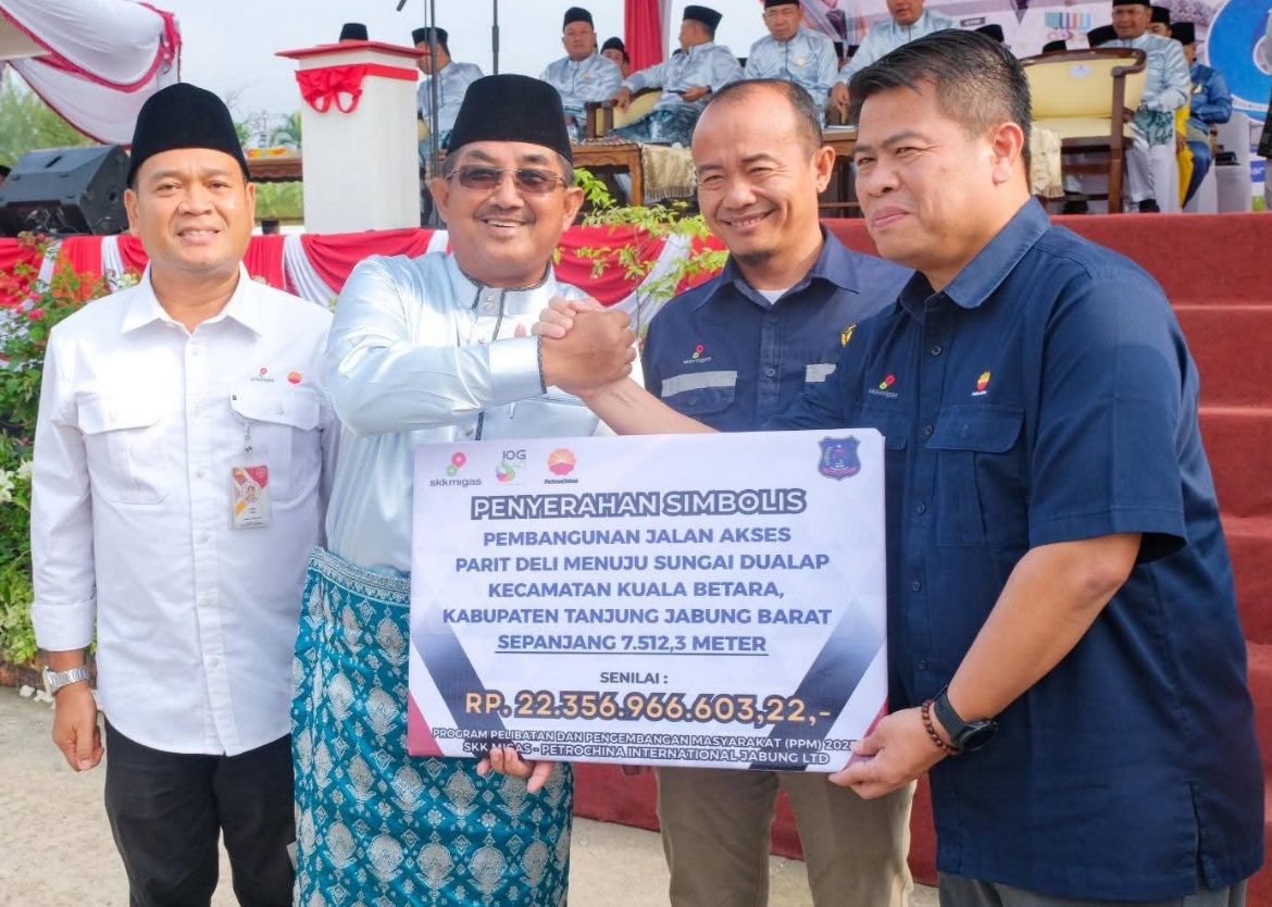 HUT Tanjab Barat ke-60, SKK Migas PetroChina Serahkan Bantuan Infrastruktur Senilai Rp 22,36 Miliar
