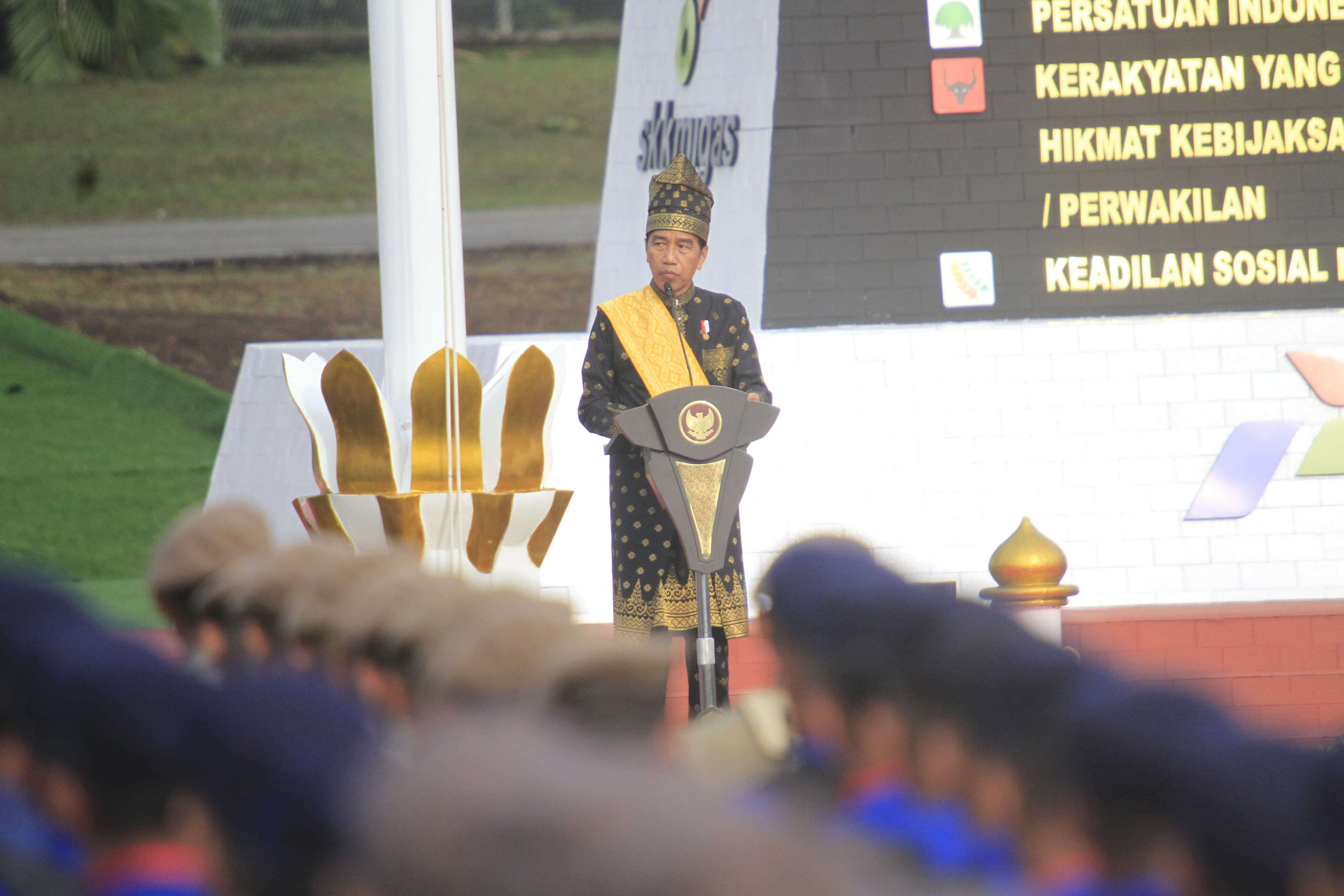 Pimpin Upacara Hari Lahir Pancasila di Lapangan Garuda Pertamina Hulu Rokan, Jokowi Pakai Bajun Adat Melayu