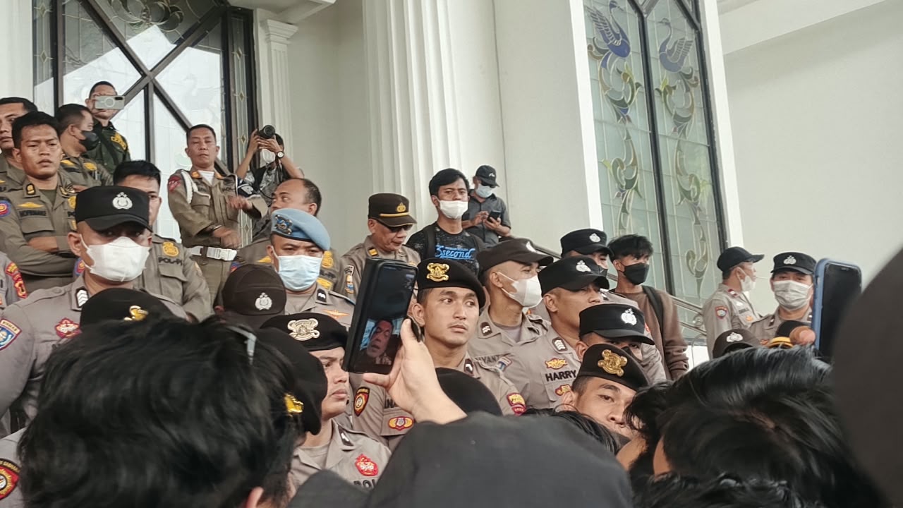 Al Haris Respons Massa Lewat Video Call, Janjikan Temui Pendemo pada 19 Oktober