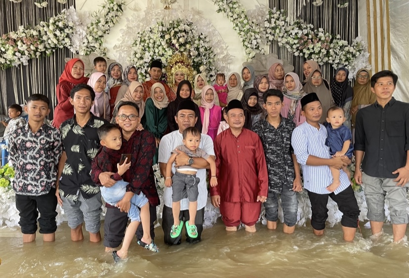 Warga Desa Teluk Rendah, Kabupaten Tebo Terpaksa Gelar Pesta Pernikahan di Dalam Genangan Banjir