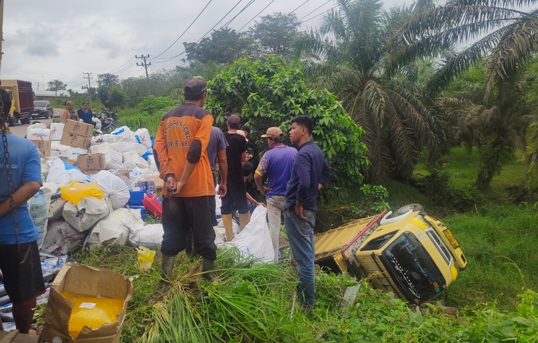 Sopir Ngantuk, Truk Oleng dan Jatuh ke Jurang di Kabupaten Batanghari