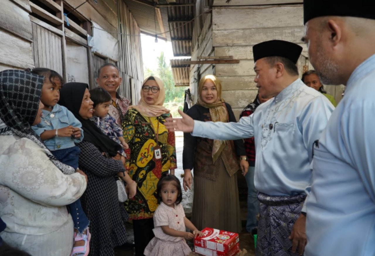 Gencar Lawan Stunting, Al Haris Salurkan Bantuan dan Bedah Rumah di Bungo