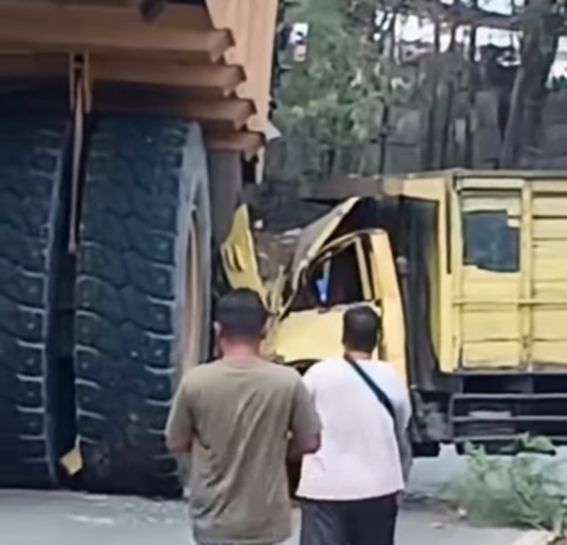BREAKING NEWS: Kecelakaan Truk Batu Bara dengan Truk Tambang di Pall X, Kaki Sopir Terjepit