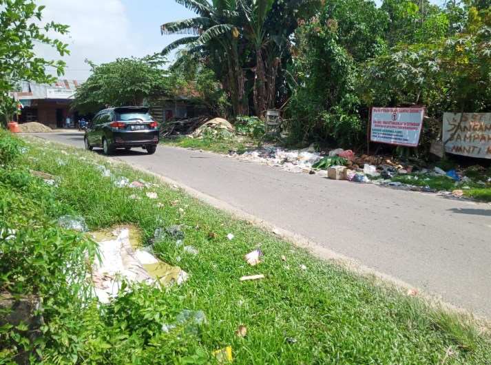 Berkali-kali Dibersihkan, Sampah di Pematang Sulur Masih Berserakan Hingga ke Jalan