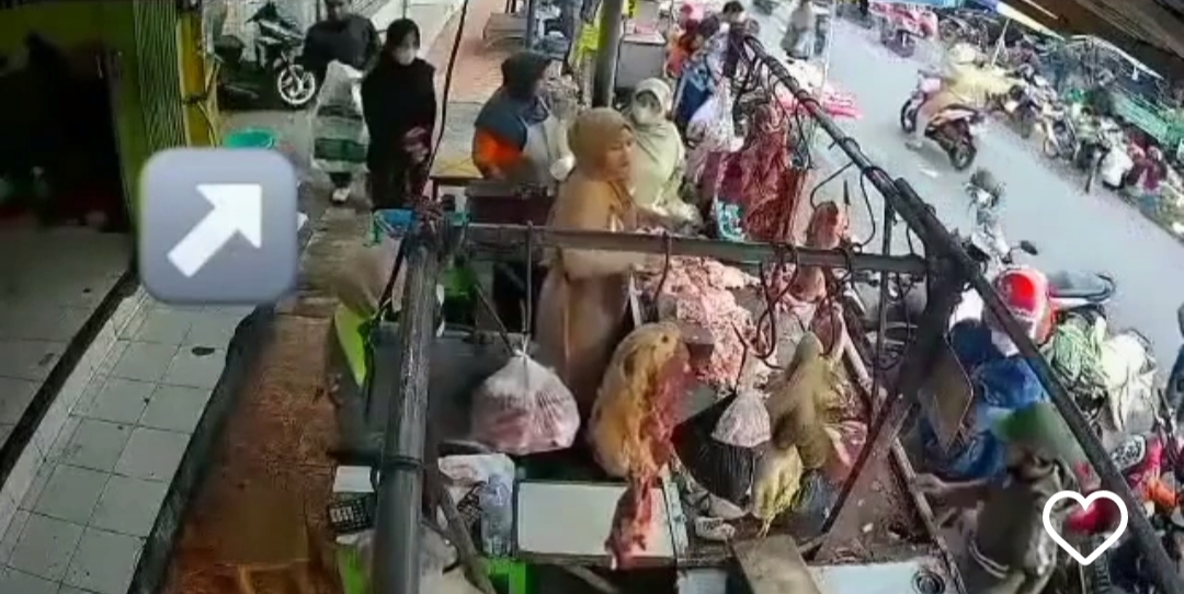 Waduh! Emak-emak Curi Daging 5 Kg di Pasar, Begini Aksinya Terekam CCTV