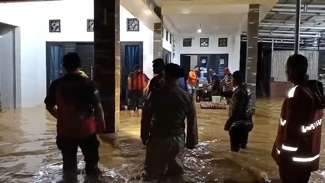 Banjir Landa Kabupaten Sarolangun, Polsek Limun Ikut Terendam, Kapolres Sarolangun Cek Titik Banjir