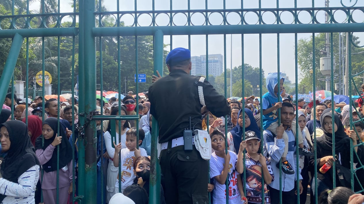 Pembagian Doorprize HUT TNI di Monas Tak Kondusif, Kerumunan Warga Buat Pagar Roboh