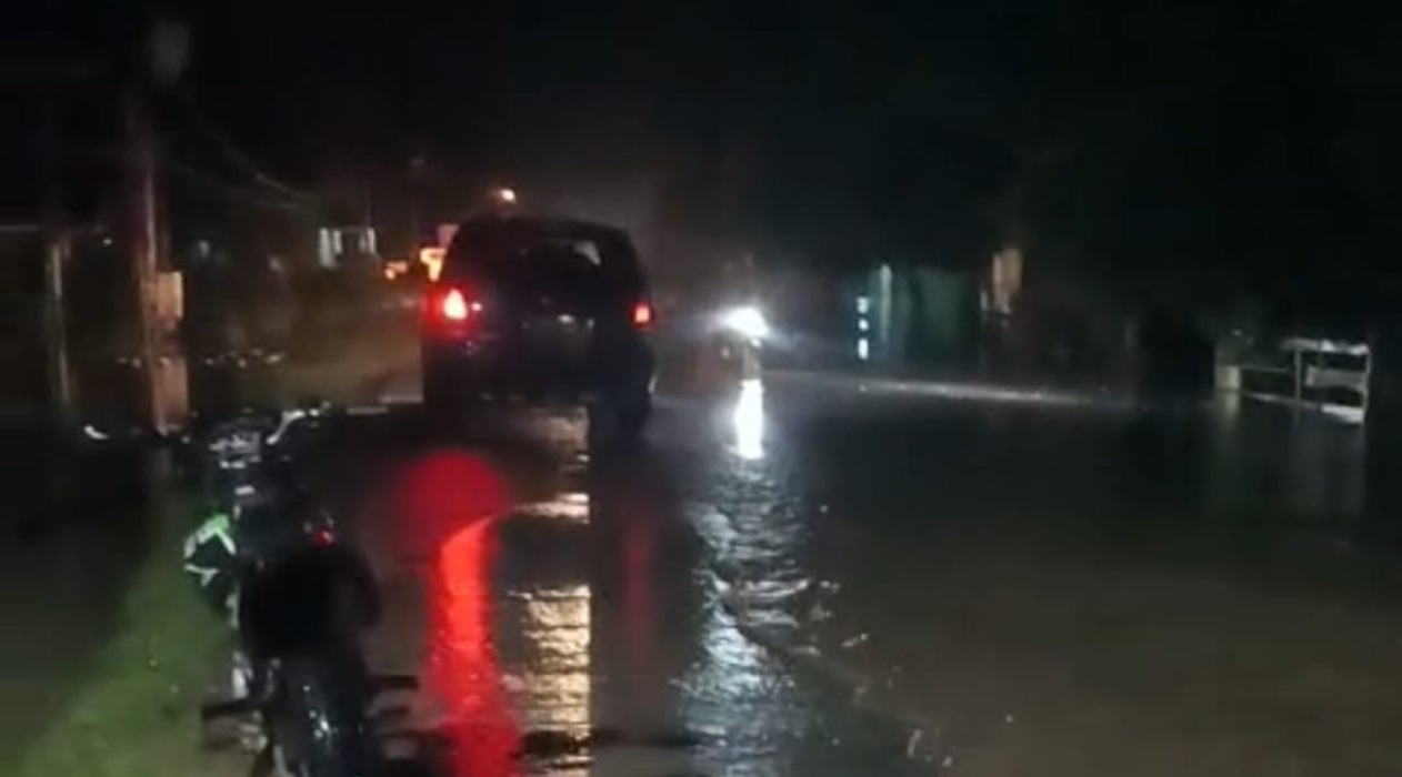 Malam Tahun Baru, Banjir Putus Akses Jalan Penghubung Antar Provinsi di Kecamatan VII Koto, 26 Rumah Terendam