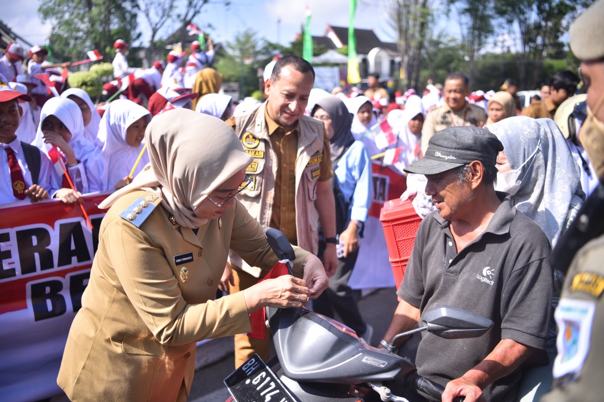 Sambut Hari Kemerdekaan, Pj Wali Kota Jambi Bagikan Ribuan Bendera Merah Putih