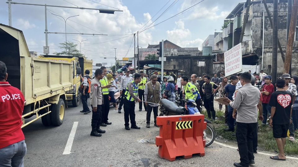 Tragedi di Alam Barajo! Penumpang Motor Tewas Terlindas, Sopir Truk Sempat Kabur dan Dikejar Warga