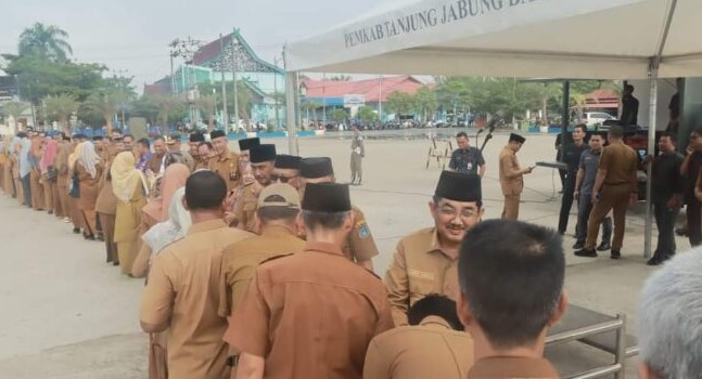 Pasca Cuti Lebaran, Bupati Tanjabbar Pimpin Silaturahmi dan Apel Gabungan