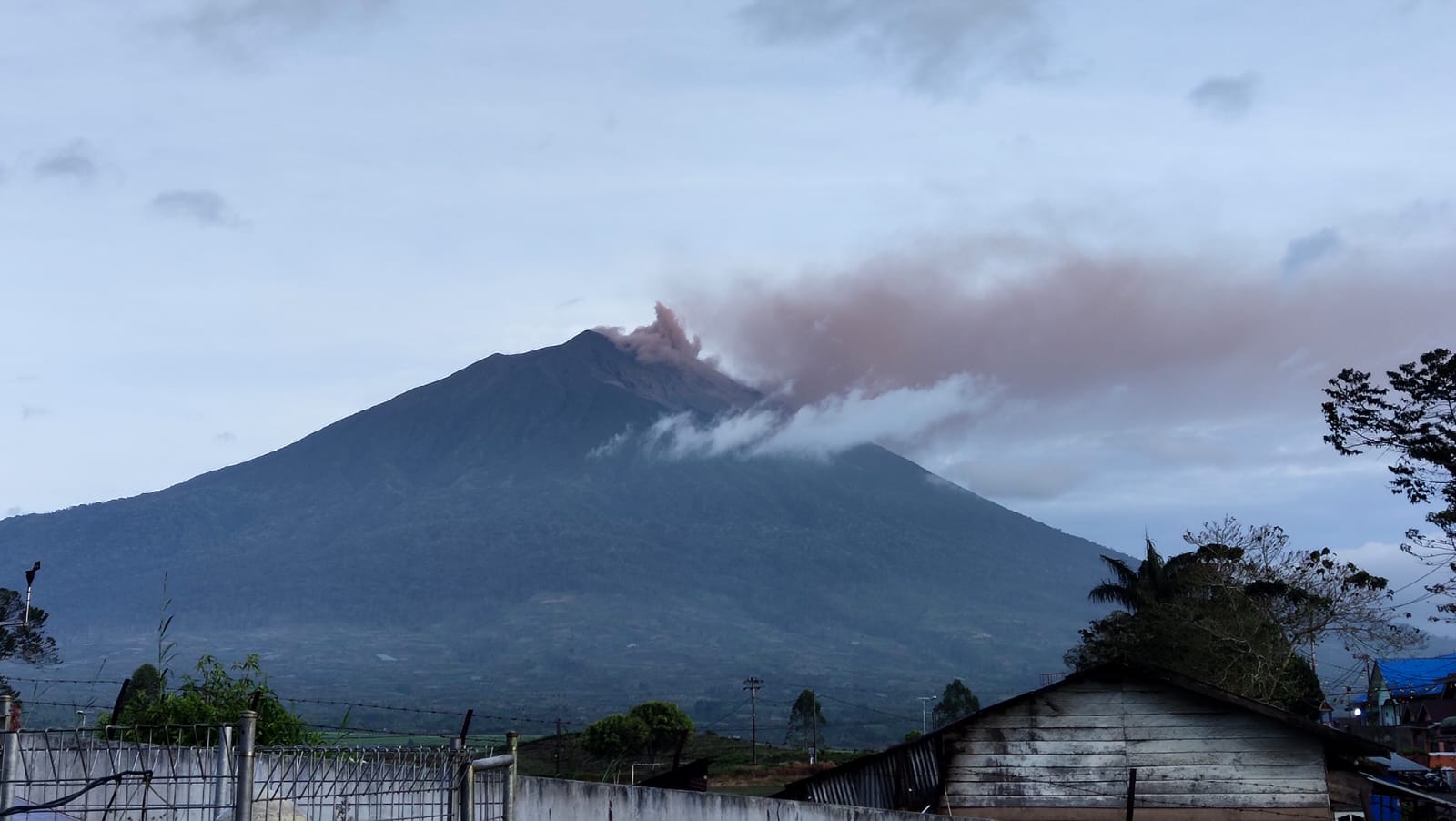 BREAKING NEWS : Gunung Kerinci Kembali Erupsi Semburkan Abu 200 meter