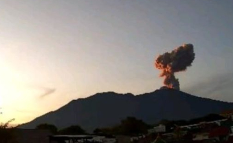 Waspada! Gunung Marapi di Sumbar Semburkan Abu Vulkanik Setinggi 1 Km 