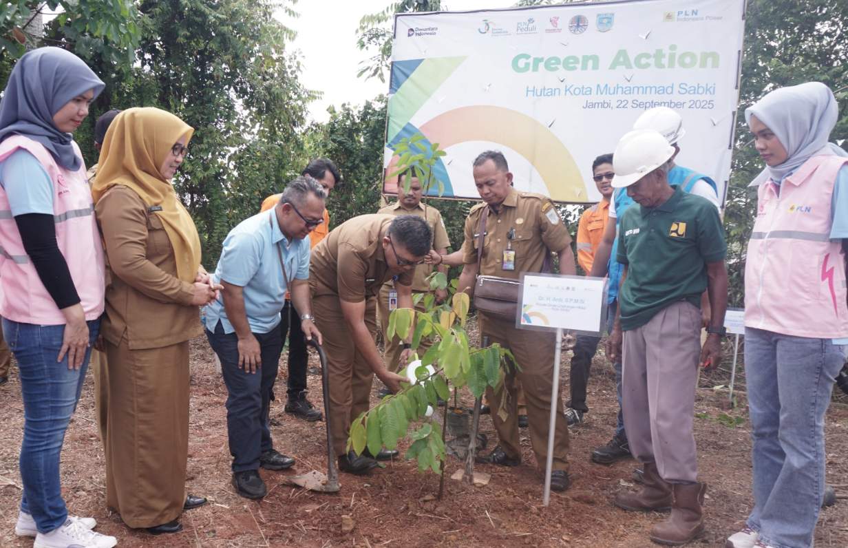 Green Action: PLN IP UBP Jambi Tanam 400 Pohon Dalam Rangka Program Keberlanjutan 3 Dekade PLN IP