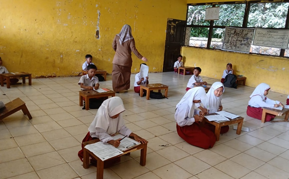 Miris! Siswa Kelas IV SDN 160 Baru Balai Panjang di Bungo Terpaksa Belajar di Lantai