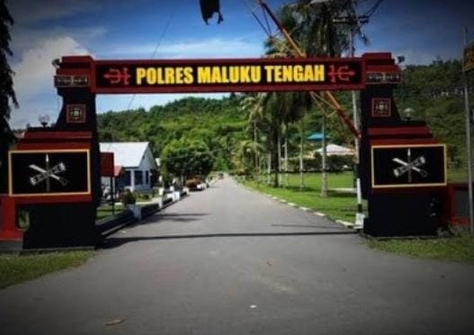Ketahuan Berfoto Mesra dengan Polwan Cantik, Kapolres Maluku Tengah Dicopot!
