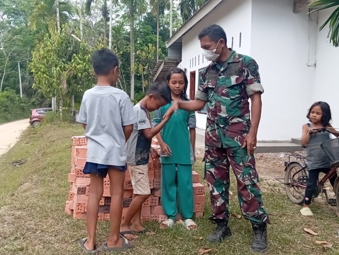 Begini Momen Kedekatan Satgas TMMD ke-121 Kodim 0415/Jambi dengan Anak-anak Desa Suka Maju