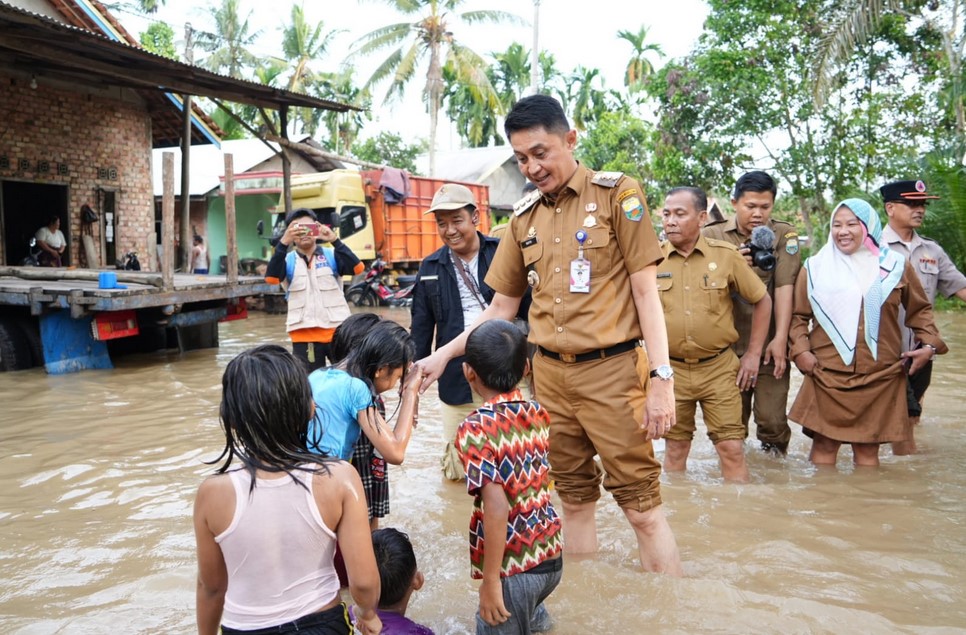 Tinjau Warga Terendam Banjir, Pj Bupati Bachyuni Dengarkan Keluhan Warga