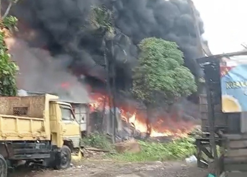 Sebulan Pasca Kebakaran, Pemilik Gudang BBM Ilegal di Paal Merah Kota Jambi Belum Diamankan