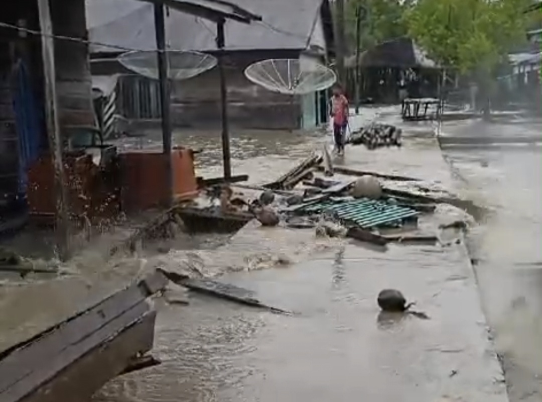 Banjir Rob Disertai Gelombang Laut Hantam Pemukiman Warga Pesisir Tanjab Timur, Warga Diminta Waspada