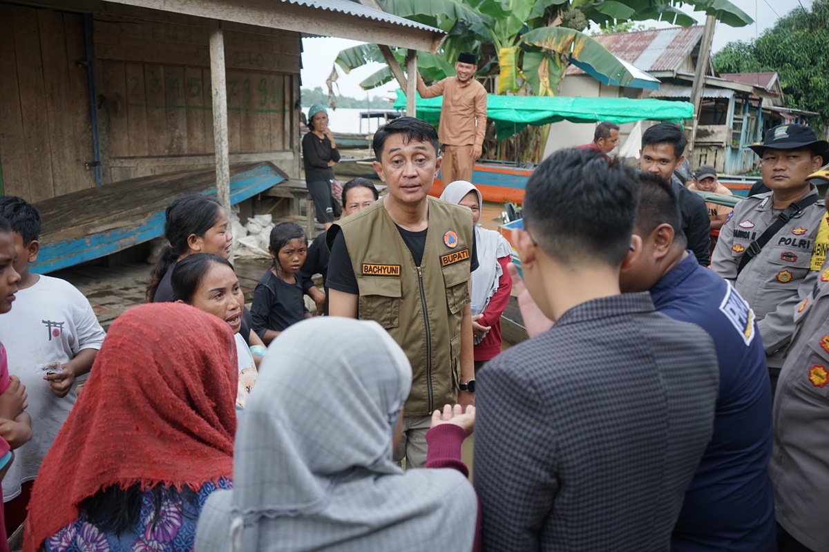 Pj Bupati Muaro Jambi Kunjungi Warga Desa Rukam yang Terdampak Banjir