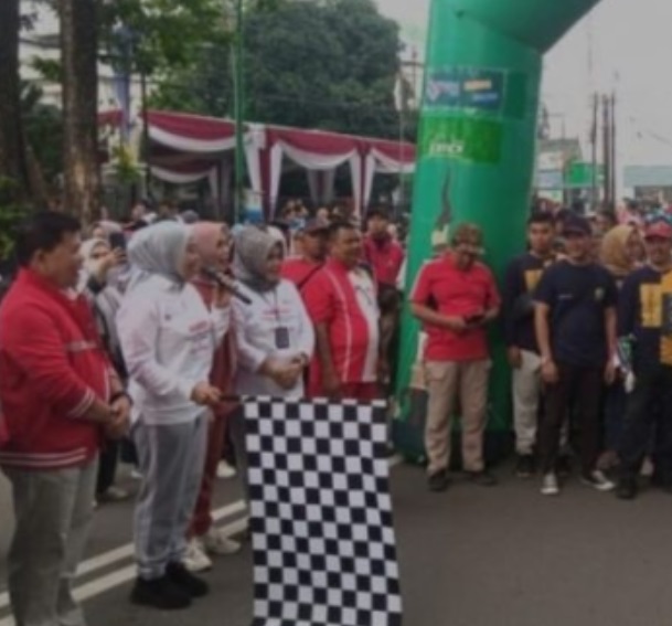 Pj Wali Kota Jambi Sri Purwaningsih Lepas Jalan Santai HUT PGRI dan Senam Bersama ASN