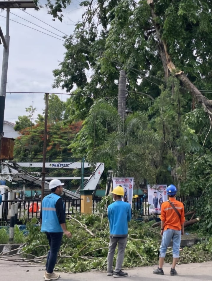 Gerak Cepat PLN Pulihkan Listrik Pasca Angin Puting Beliung di Muara Enim Sumatera Selatan