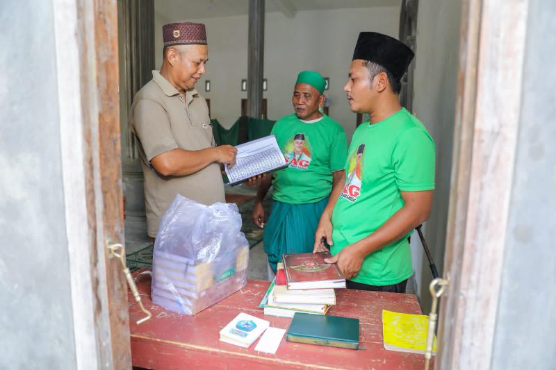 Jelang Ramadan, Santrine Abah Ganjar Berikan Sajadah dan Al Quran untuk Musala di Jambi