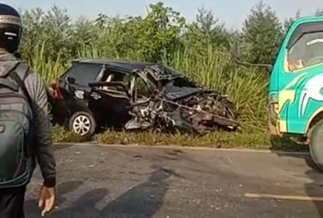 Kecelakaan di Tanjab Timur, 2 Pengendara Terjepit di Badan Mobil Viral di Medsos