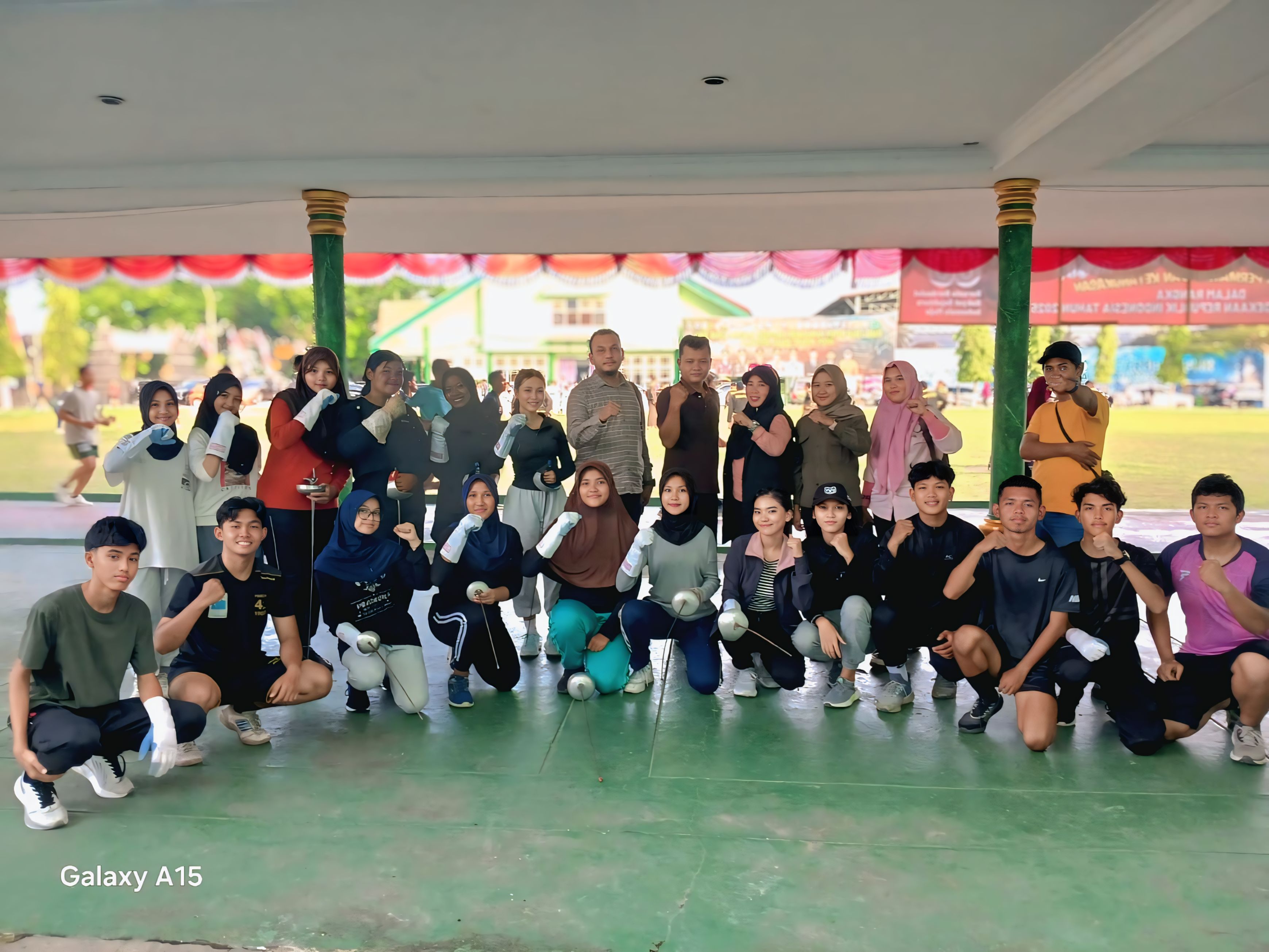 Persiapan Kejurprov dan Kejurnas, Atlet Anggar Latihan Diluar Ruangan Gunakan Pedang Berkarat