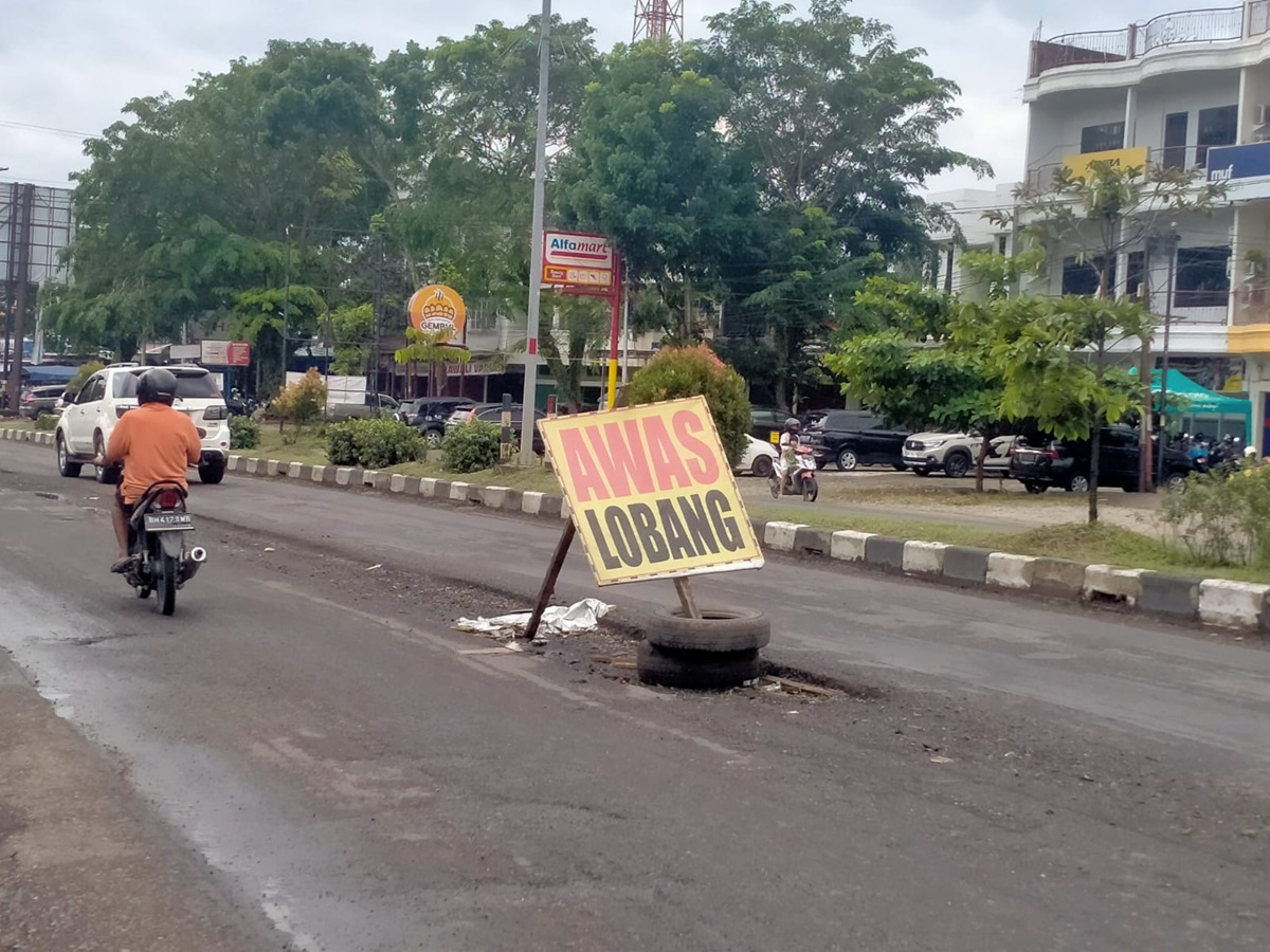 Perbaikan Jalan Lintas Sumatera Depan Masjid Agung Al Mubarok di Kabupaten Bungo Dinilai Lamban, Warga Protes