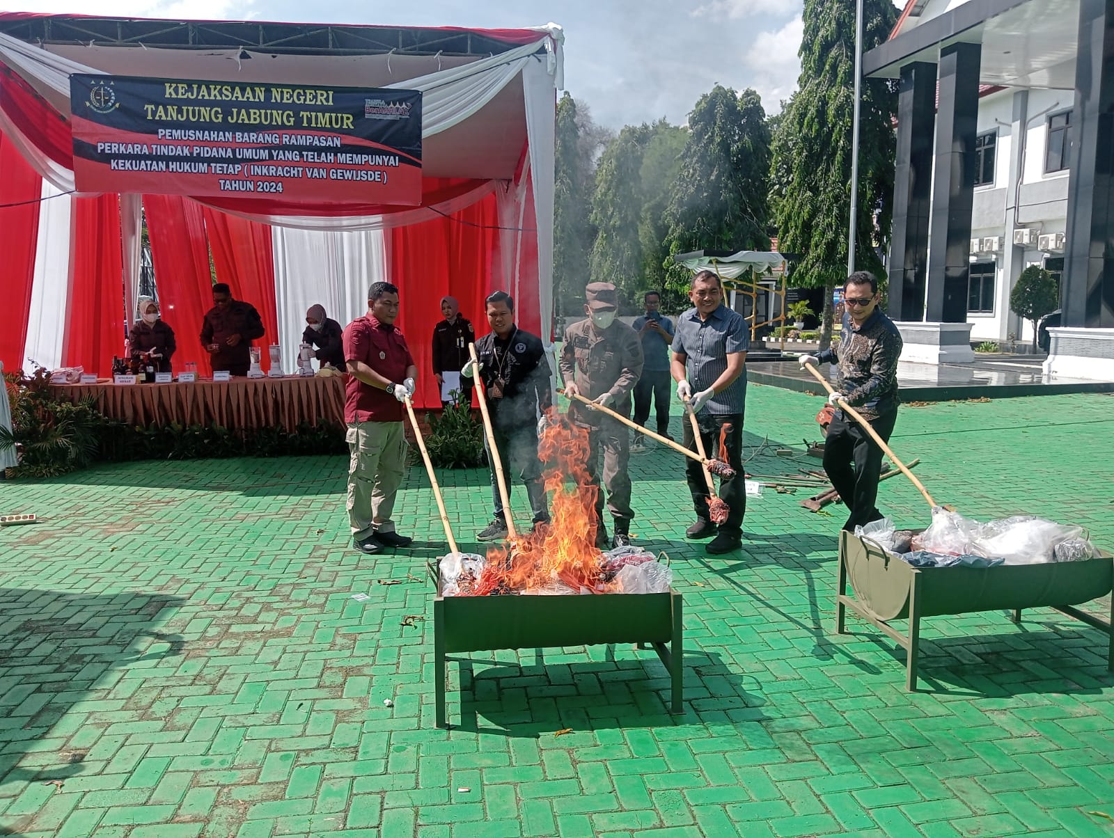 Kejari Tanjab Timur Musnahkan Barang Rampasan dari Tindak Pidana yang Telah Inkrah