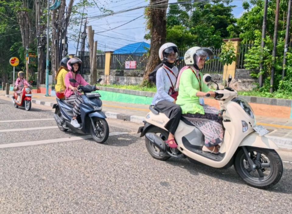 Naik Motor Pakai Hijab? Ini Tips Berkendara Aman yang Wajib Diperhatikan