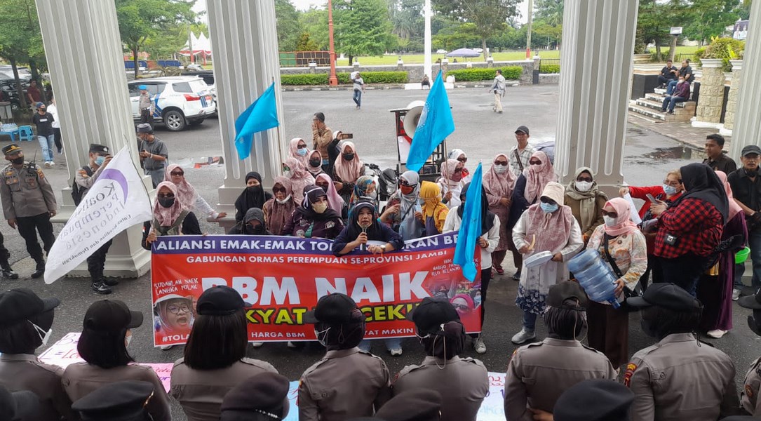 Tolak Kenaikan Harga BBM, Puluhan Emak-emak Bawa Teflon dan Panci Unjuk Rasa di Kantor DPRD Provinsi Jambi 