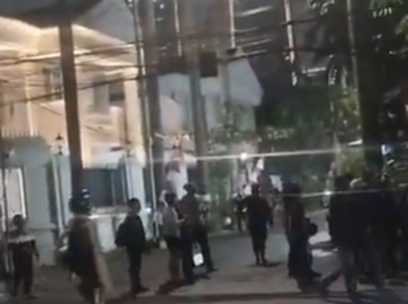 Nah! Perabotan di Rumah Pelawak Sekaligus Anggota DPR RI Eko Patrio Diangkut Massa