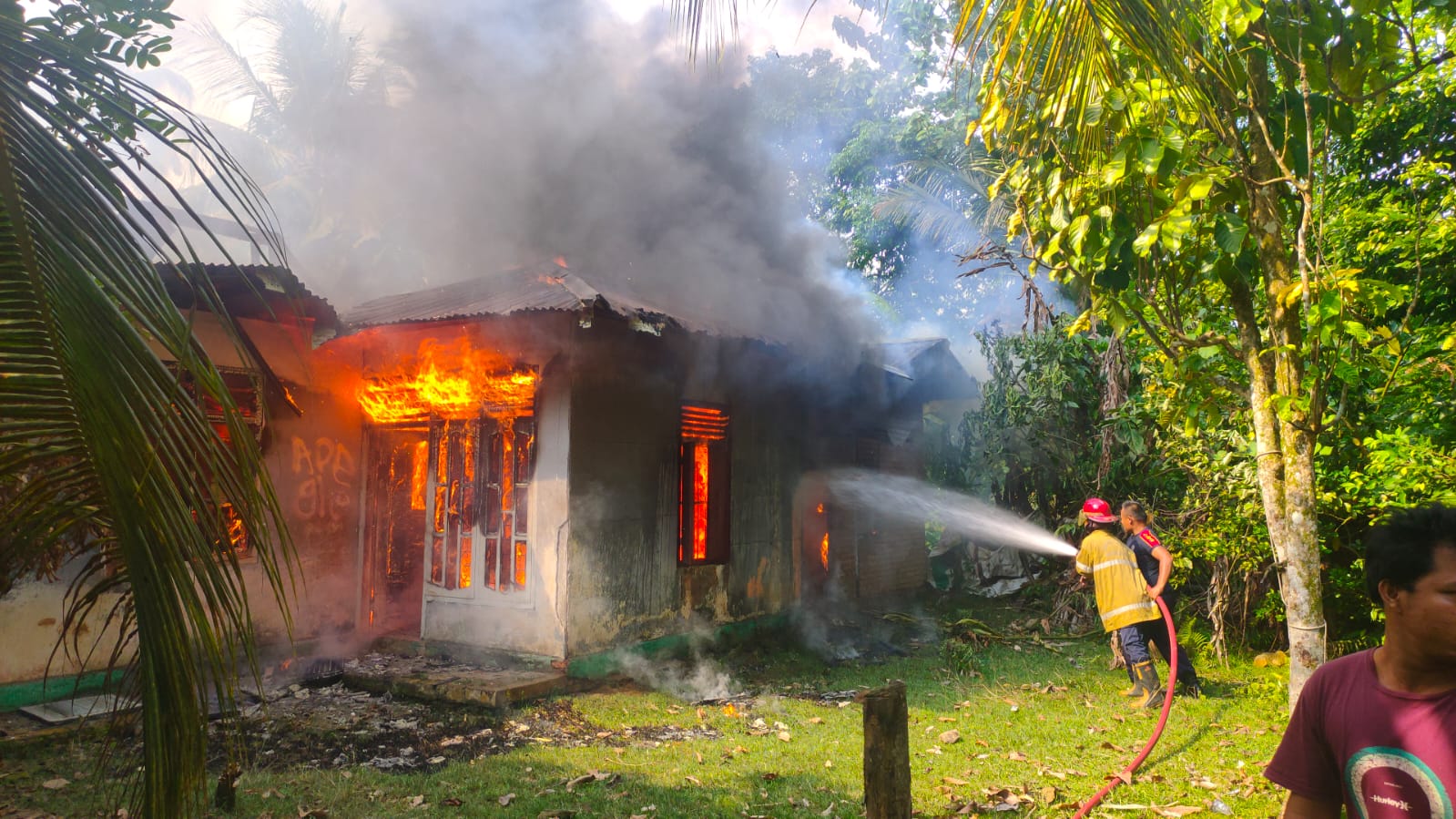 Kebakaran 1 Unit Rumah di Bungo, Diduga  Anak Korban dengan Gangguan Jiwa Bakar Barang di Dalam Rumah 