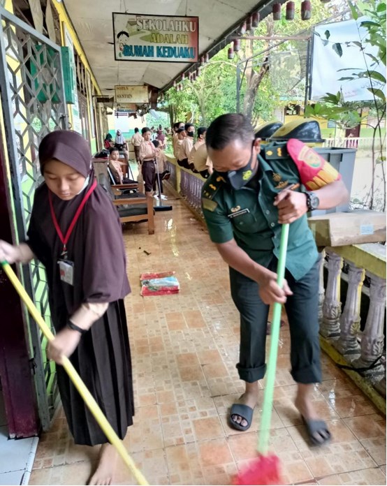 Pasca Banjir, Babinsa Koramil 09/Telanaipura Bantu Bersihkan Sekolah