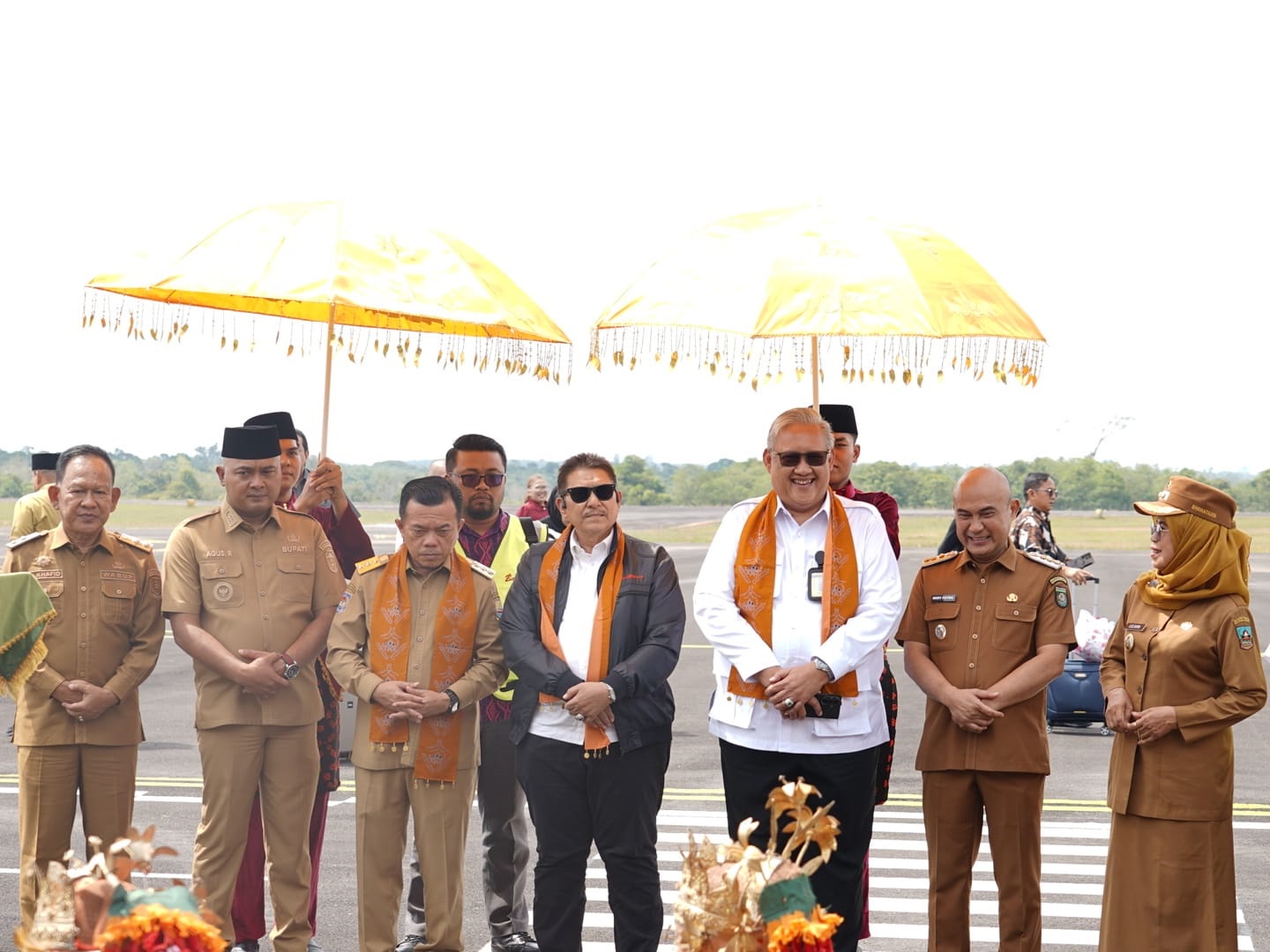 Bupati Bungo Dampingi Gubernur Jambi Sambut Terbang Perdana Batik Air di Muara Bungo