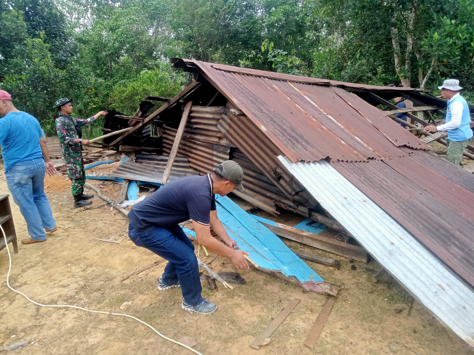 Satgas TMMD ke-121 Kodim 0415/Jambi Bersihkan Rumah Nenek Ngatini yang Sudah Dirobohkan