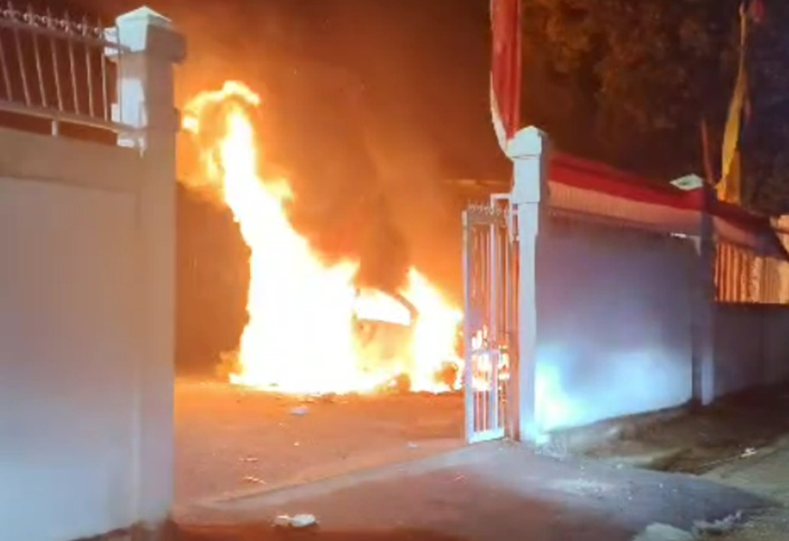 Demo di Jambi Makin Beringas! Mobil Wartawan Dibakar Massa