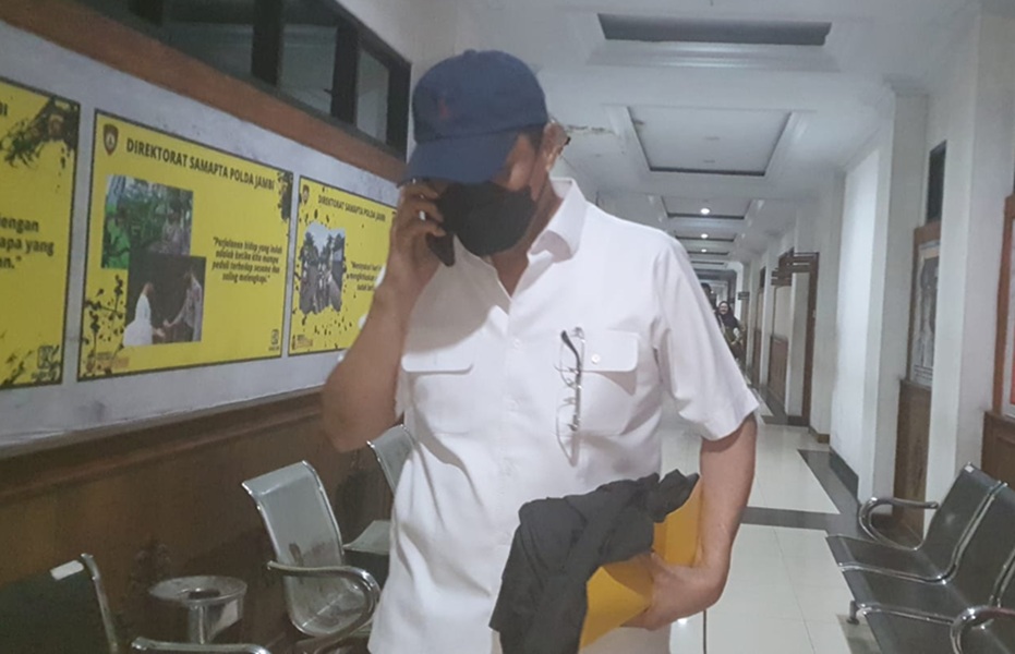 Diperiksa Kasus Korupsi DAK SMK, Varial Adhi Putra Bungkam Total: Tinggalkan Wartawan Sambil Teleponan