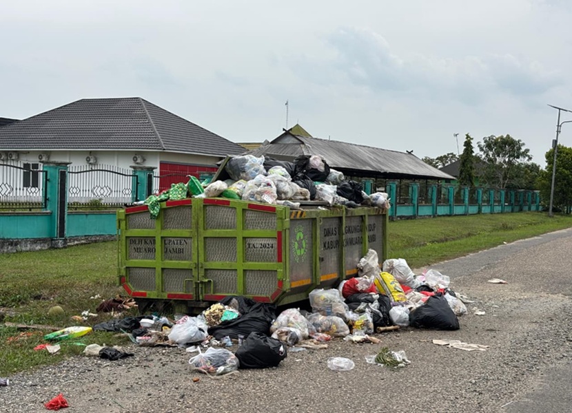 Ironi di Depan Kantor DLH! Sampah Menggunung Bau Menyengat di Kawasan Perkantoran Pemkab Muaro Jambi