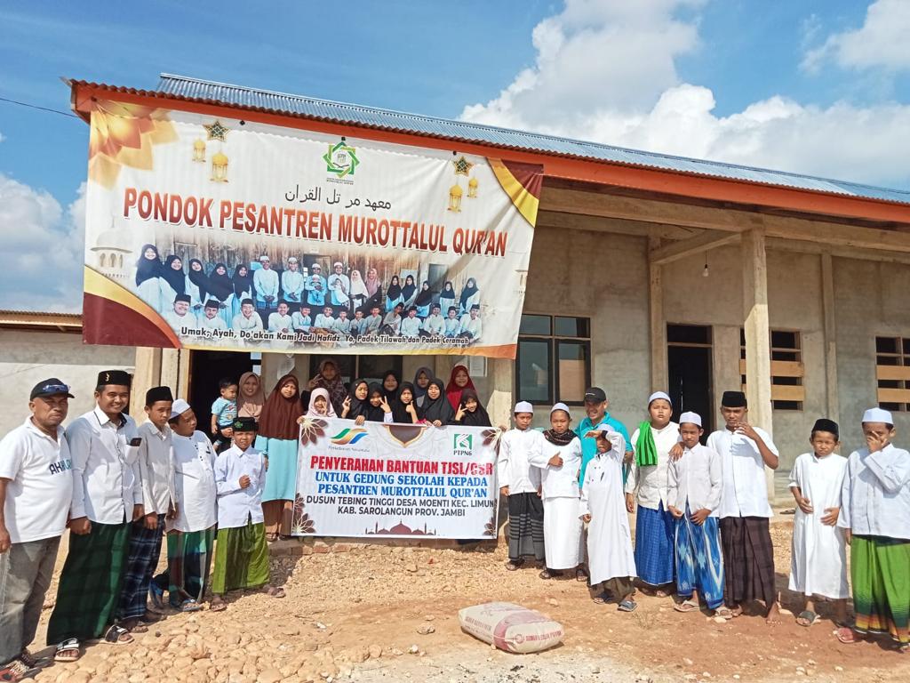 PTPN VI Serahkan 150 Sak Semen ke Pondok Pesantren di Sarolangun