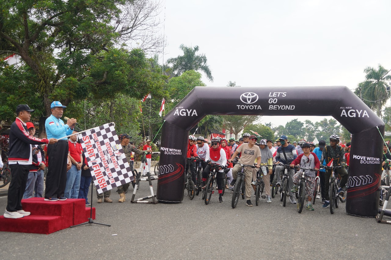 Meriahkan HUT ke-78 RI, Kasrem 042/Gapu Ikut Jalan Santai Bersama Masyarakat