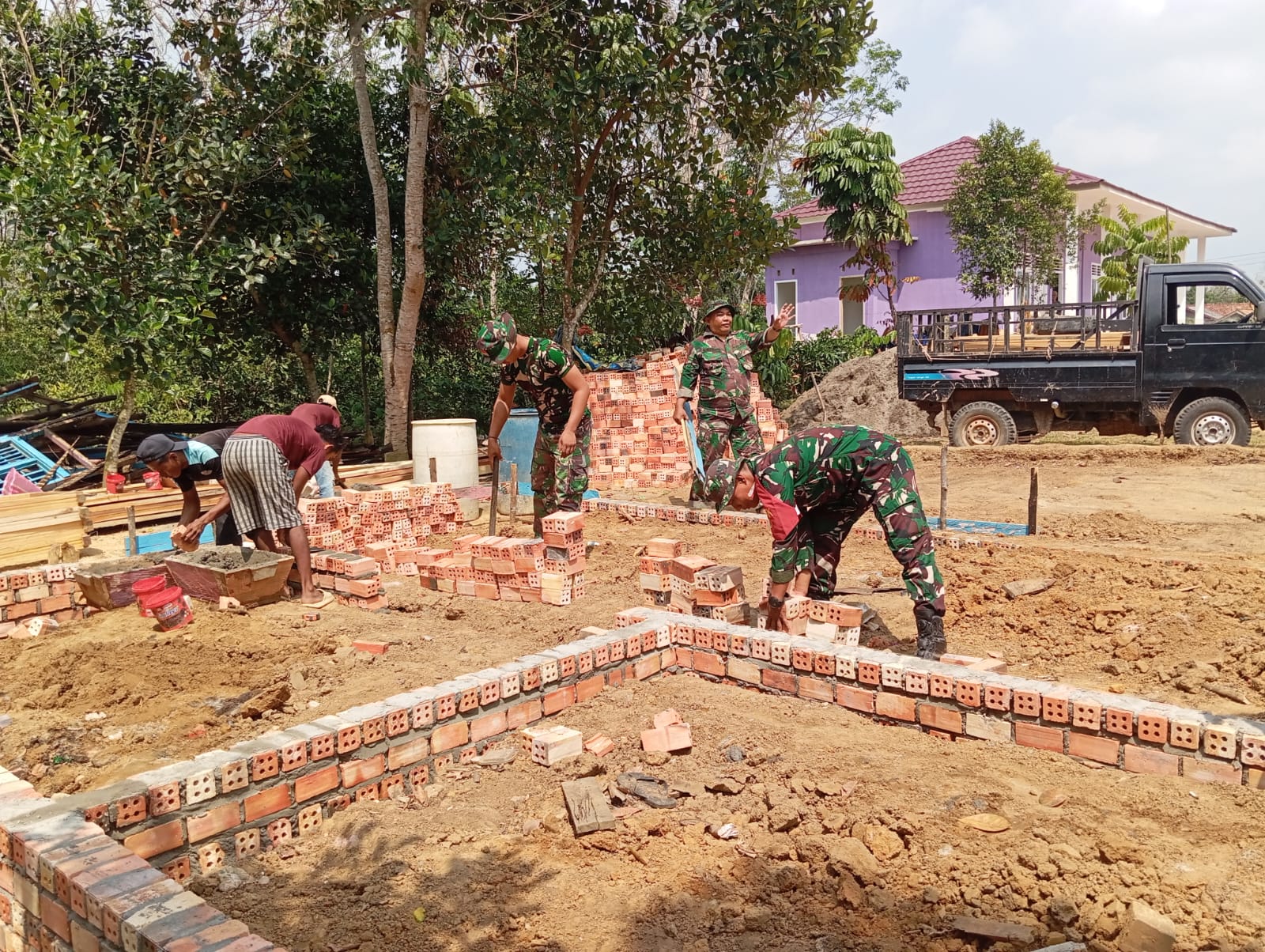 Pembangunan Rumah Mbah Ngatini pada Program TMMD ke-121 di Pondok Meja Masuk Tahap Pondasi