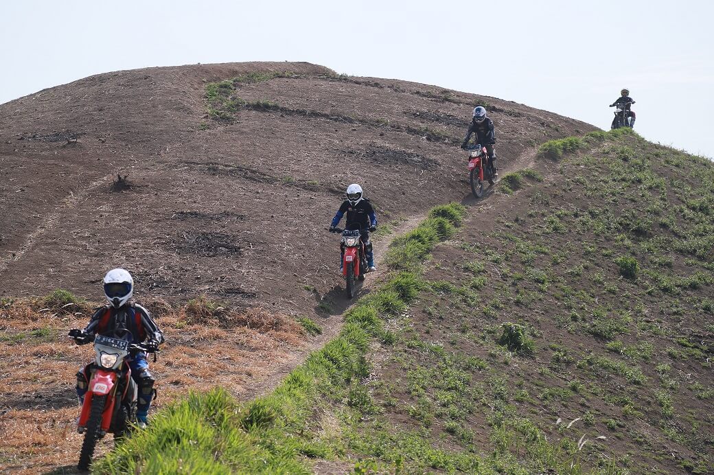 Hobi Terabasan, Begini Teknik Aman dan Nyaman Naik Motor Trail   