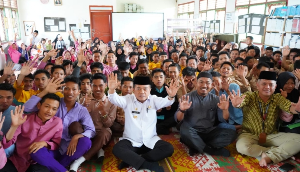 Gubernur Jambi Al Haris Motivasi Siswa SMA 9 Merangin : Saya Dulu Sekolah Sambil Jual Koran hingga Motong