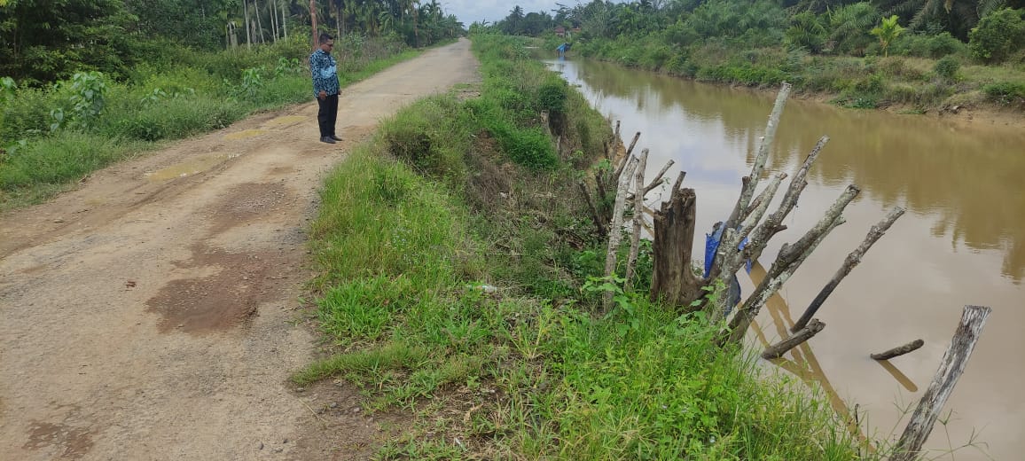 Abrasi di Pinggir Sungai Desa Rantau Makmur Tanjab Timur Sudah Memakan Badan Jalan Umum